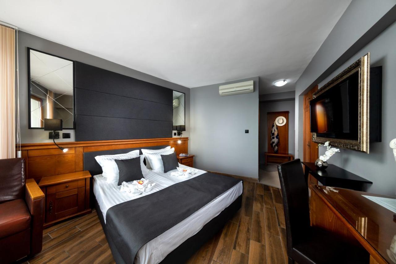Petrov Family Hotel Nesebar Exterior photo
